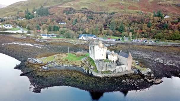 Вид с воздуха на исторический замок Эйлея Донана, Дорни, Шотландия — стоковое видео