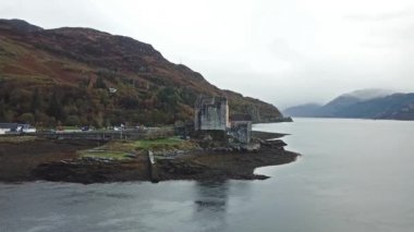 Tarihi Eilean Donan Kalesi Dornie, İskoçya tarafından havadan görünümü