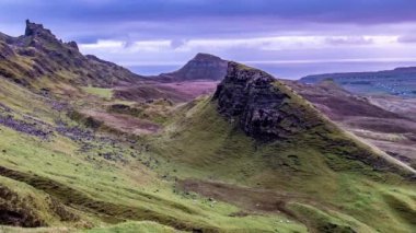 Zaman atlamalı Isle of Skye Güz, İskoçya üzerinde güzel Quiraing dağ aralığının