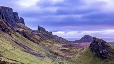 Zaman atlamalı Isle of Skye Güz, İskoçya üzerinde güzel Quiraing dağ aralığının