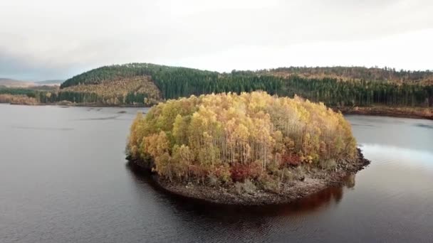 Volando sobre la isla en Loch Garry en las Highlands escocesas, Escocia — Vídeos de Stock
