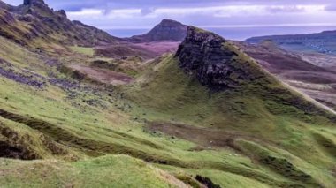Zaman atlamalı Isle of Skye Güz, İskoçya üzerinde güzel Quiraing dağ aralığının