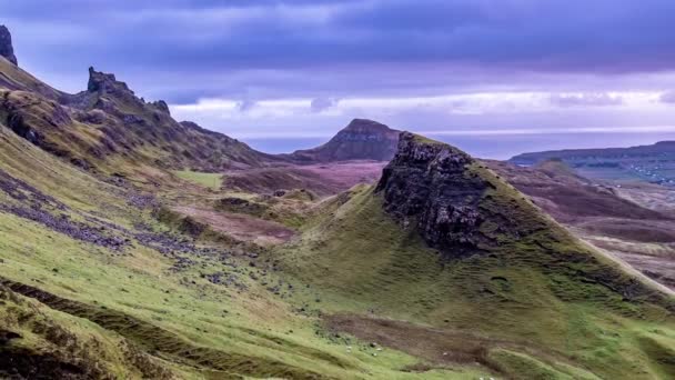 Upływ czasu piękne pasmo górskie Quiraing na Isle of Skye w jesieni, Szkocja — Wideo stockowe