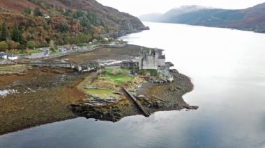 Tarihi Eilean Donan Kalesi Dornie, İskoçya tarafından havadan görünümü.