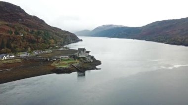 Tarihi Eilean Donan Kalesi Dornie, İskoçya tarafından havadan görünümü