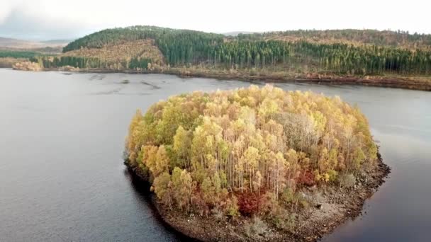 Volando sobre la isla en Loch Garry en las Highlands escocesas, Escocia — Vídeo de stock