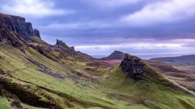 Zaman atlamalı Isle of Skye Güz, İskoçya üzerinde güzel Quiraing dağ aralığının