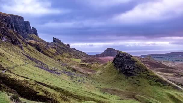 Upływ czasu piękne pasmo górskie Quiraing na Isle of Skye w jesieni, Szkocja — Wideo stockowe