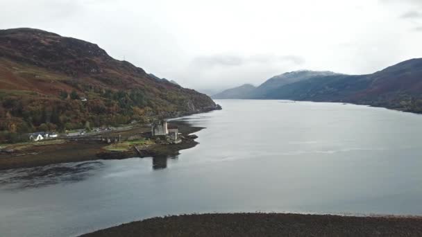 Widok z lotu ptaka z zabytkowym Eilean Donan Castle przez Dornie, Szkocja — Wideo stockowe