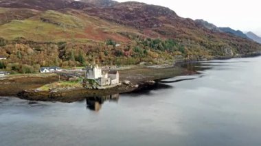 Tarihi Eilean Donan Kalesi Dornie, İskoçya tarafından havadan görünümü