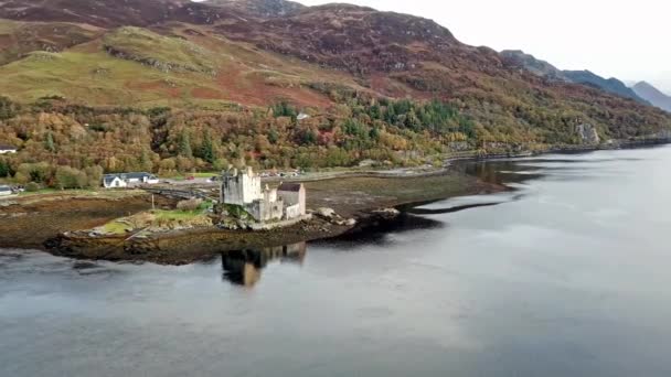 Luchtfoto van de historische Eilean Donan Castle door Dornie, Schotland — Stockvideo