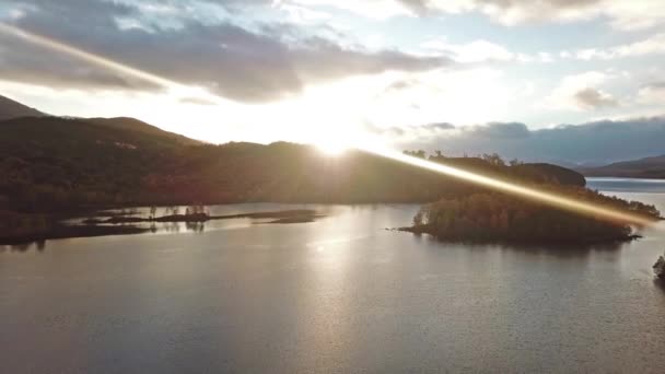 Vliegen over Loch Garry in de Schotse Highlands, Schotland — Stockvideo