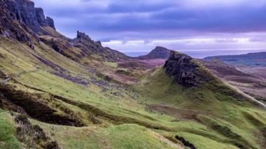 Zaman atlamalı Isle of Skye Güz, İskoçya üzerinde güzel Quiraing dağ aralığının