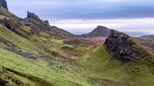 Lapso de tiempo de la lluvia que viene en la gama de montaña del Quiraing hermoso en la isla de Skye en otoño, Escocia — Vídeo de stock