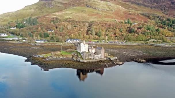 Vista aérea del histórico Castillo de Eilean Donan por Dornie, Escocia — Vídeos de Stock