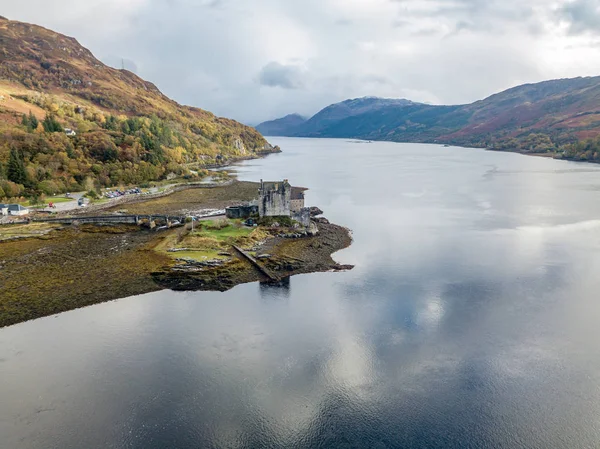 Vista aérea do histórico Castelo Eilean Donan por Dornie no outono, Escócia — Fotografia de Stock