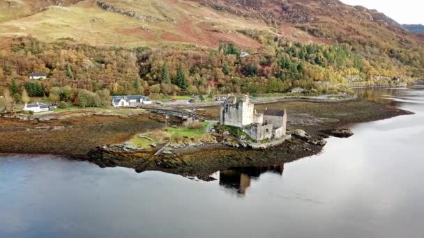 Vista aérea del histórico Castillo de Eilean Donan por Dornie en otoño, Escocia — Vídeo de stock