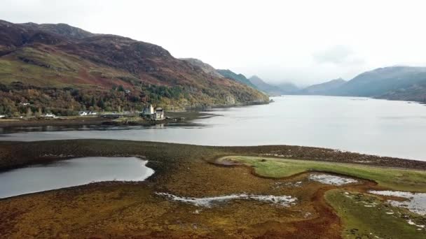 Вид с воздуха на исторический Эйлеанский замок Донана Дорни осенью, Шотландия — стоковое видео