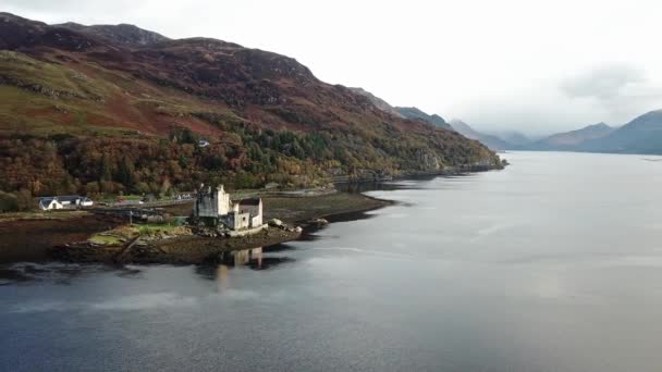 Widok Lotu Ptaka Zabytkowym Eilean Donan Castle Przez Dornie Szkocja — Wideo stockowe