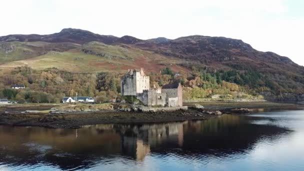 Вид с воздуха на исторический Эйлеанский замок Донана Дорни осенью, Шотландия — стоковое видео