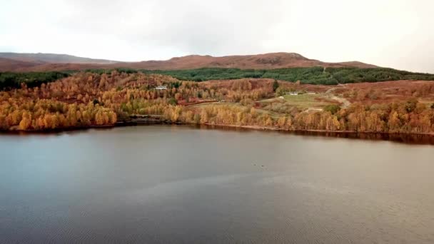 Volare sopra Loch Garry nelle Highlands scozzesi, Scozia — Video Stock