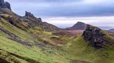 Zaman atlamalı güzel Quiraing dağ Isle of Skye sonbahar, İskoçya gelen yağmur