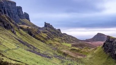 Zaman atlamalı güzel Quiraing dağ Isle of Skye sonbahar, İskoçya gelen yağmur
