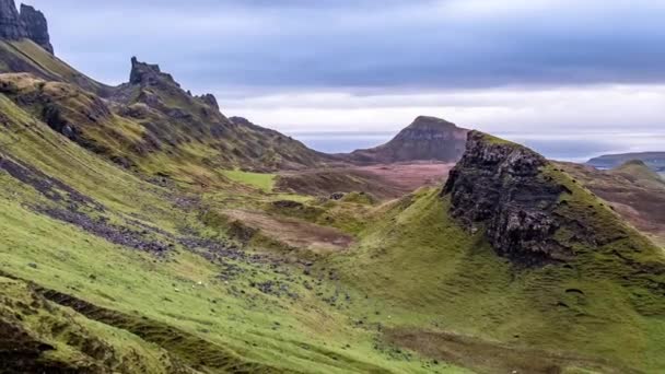 Lapso de tiempo de la lluvia que viene en la gama de montaña del Quiraing hermoso en la isla de Skye en otoño, Escocia — Vídeo de stock