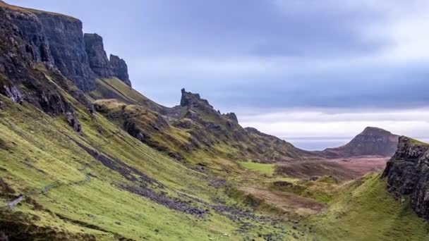 Lapso de tiempo de la lluvia que viene en la gama de montaña del Quiraing hermoso en la isla de Skye en otoño, Escocia — Vídeos de Stock