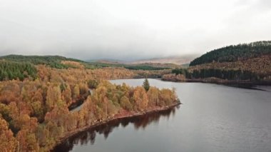 Uçan üzerinde Loch Garry İskoç dağlık, İskoçya