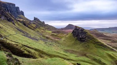 Zaman atlamalı güzel Quiraing dağ Isle of Skye sonbahar, İskoçya gelen yağmur