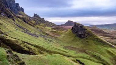 Zaman atlamalı güzel Quiraing dağ Isle of Skye sonbahar, İskoçya gelen yağmur