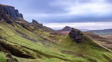 Zaman atlamalı yağmur güzel Quiraing dağ Isle of Skye sonbahar, İskoçya - İngiltere geliyor.