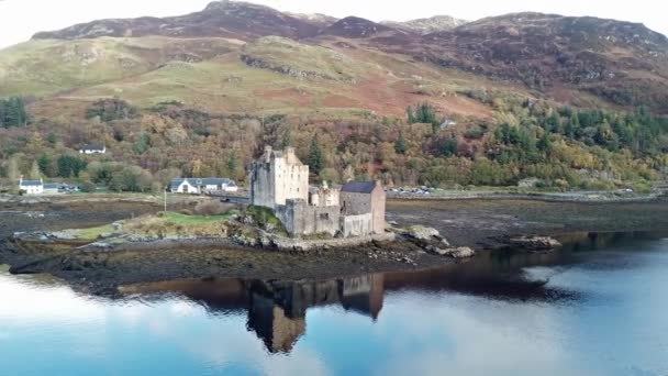 Εναέρια άποψη του ιστορικού κάστρου Eilean Donan από Dornie το φθινόπωρο, Σκωτία — Αρχείο Βίντεο