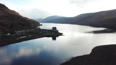 Tarihi Eilean Donan Kalesi Dornie tarafından hava görünümünü Güz, İskoçya