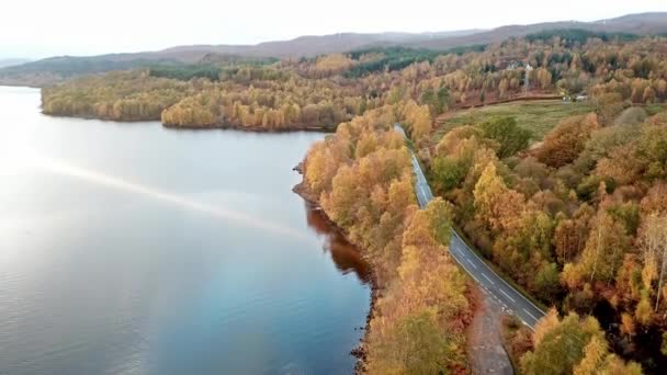 Volando sobre Loch Garry en las Highlands escocesas, Escocia — Vídeo de stock