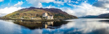 Tarihi Eilean Donan Kalesi Dornie tarafından hava görünümünü Güz, İskoçya