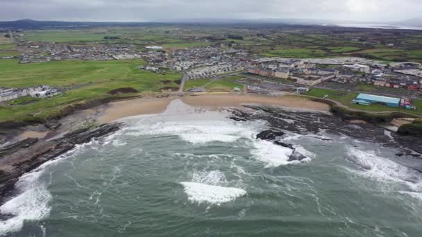 Vista aérea de la línea de costa de Bundoran en la vía atlántica salvaje en Donegal, Irlanda — Vídeos de Stock