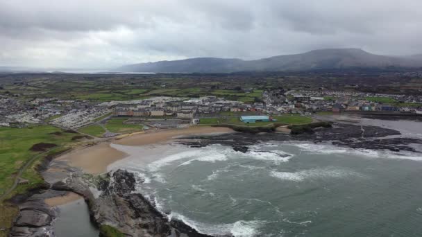 Vista aérea da linha de custo de Bundoran na maneira atlântica selvagem em Donegal, Irlanda — Vídeo de Stock