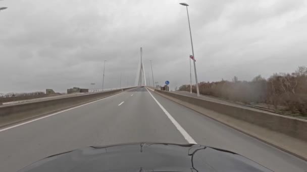 Conduciendo por el puente de Normandía a Le Havre - Francia — Vídeo de stock