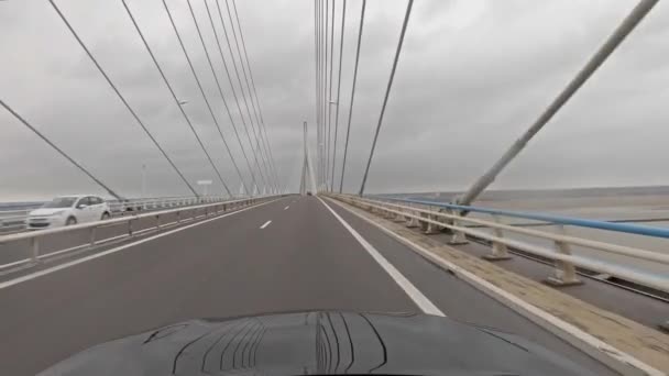 Conduciendo por el puente de Normandía a Le Havre - Francia — Vídeo de stock