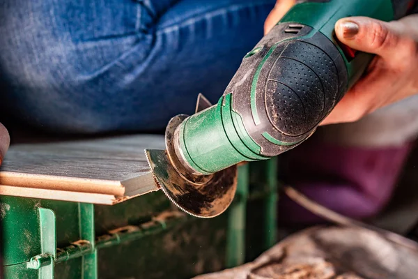 Gros plan de femme découpe stratifié de plancher en bois — Photo