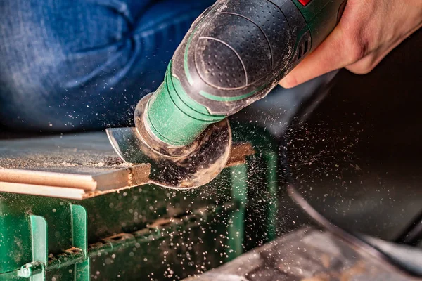 Gros plan de femme découpe stratifié de plancher en bois — Photo