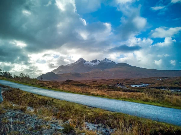 Vista de la cordillera Black Cuillin en la Isla de Skye con nieve vista desde la carretera de protesta — Foto de Stock