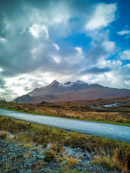 Blick auf das schwarze Cuillin-Gebirge auf der Insel Skye mit Schnee von der Straße aus gesehen — Stockfoto