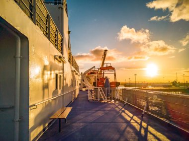 Sunset bulvarında bir büyük cruise gemi gemi güverte