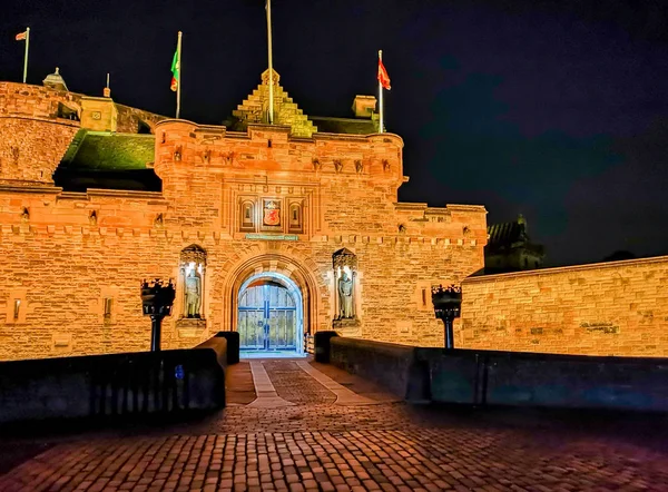 Castelo de Edimburgo à noite com a crista desenfreada do Leão vermelho histórico Tradução do latim Nemo me impune lacessit: Ninguém pode me prejudicar impune — Fotografia de Stock