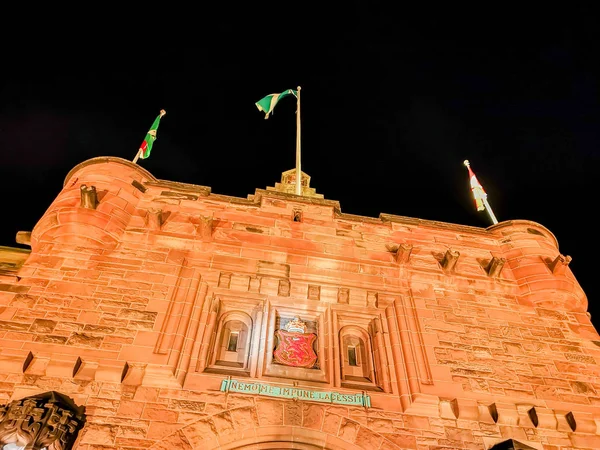 Castelo de Edimburgo à noite com a crista desenfreada do Leão vermelho histórico Tradução do latim Nemo me impune lacessit: Ninguém pode me prejudicar impune — Fotografia de Stock