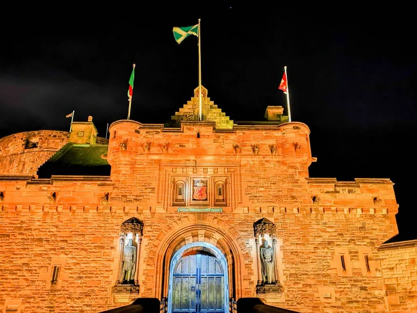 Castelo de Edimburgo à noite com a crista desenfreada do Leão vermelho histórico Tradução do latim Nemo me impune lacessit: Ninguém pode me prejudicar impune — Fotografia de Stock