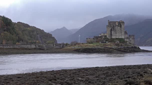 Castillo de Eilean Donan durante un día de otoño - Dornie, Escocia - Reino Unido — Vídeo de stock